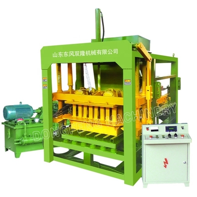 Macchina per fabbricare i mattoni automatica della macchina del blocchetto della cavità QT4-18 per fare i blocchetti del muro di sostegno da vendere